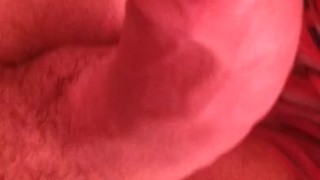 hombre con gran polla brotada masturbandose