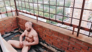 Мужик дрочит на балконе 17-го этажа во время карантина
