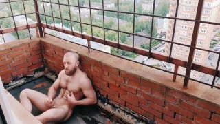 Мужик дрочит на балконе 17-го этажа во время карантина