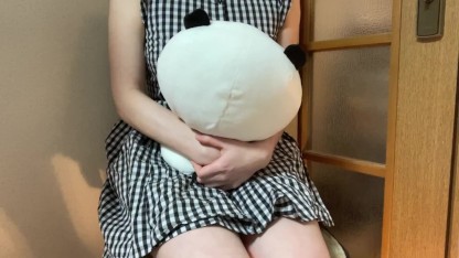 『リクエスト動画6』ぬいぐるみを抱えながら25分おしっこを我慢する少女