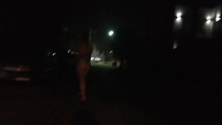 desnuda caminando por la calle parte 1 public upskirt