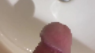 半勃ちチンポからションベン大量放出