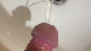 半勃ちチンポからションベン大量放出