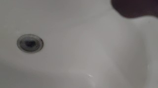 Big dick piss in sink