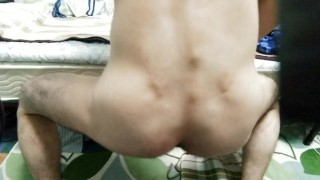 お尻を見せつけてスクワット