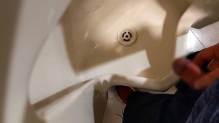 20代男子が公衆トイレで放尿＆射精