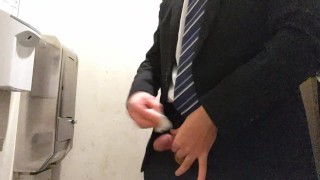 スーツリーマンが仕事帰りに公衆トイレでオナニーして大量射精