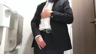 スーツリーマンが仕事帰りに公衆トイレでオナニーして大量射精