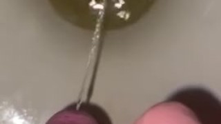 トイレでおしっこ　たくさんの湯気が出ています