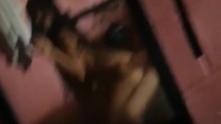 Chica le encanta hacer correr a los hombres a sentones