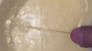 大学生が容器に大量のおしっこをする