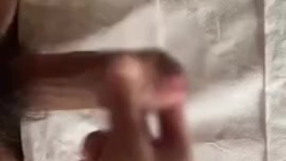 日本人大学生がトイレットペーパーの上に射精