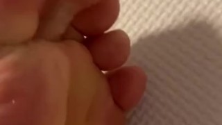 日本人の男の子の足の裏
