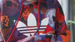 バルコニーで自慰行為をしているかわいい男の子