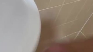 Me masturbo hasta sacarme toda la leche...