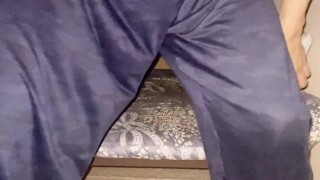 家族にバレないよう真夜中にこっそりオナニーする大学生