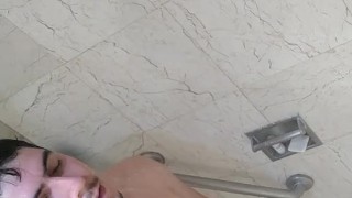 Ducha relajante y sesión bathmate hombre guapo