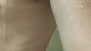 Vem tomar banho comigo bb