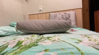 играет с новой игрушкой