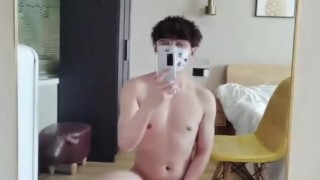 かわいい白い靴下の男の子は自慰行為と絶頂