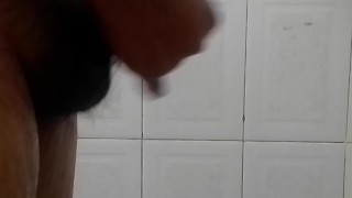 Me la jalo en un baño público 