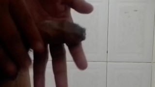 Me la jalo en un baño público 