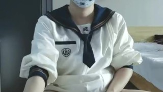 セーラー服の男はストッキングで自慰行為と射精