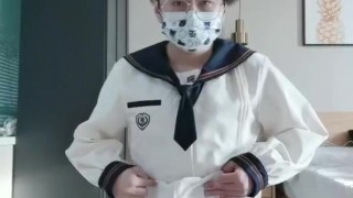 セーラー服の男はストッキングで自慰行為と射精