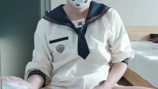 セーラー服の男はストッキングで自慰行為と射精