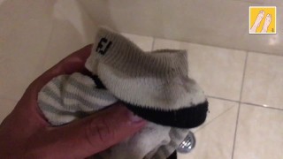 FILTHY WHITE SOCKS GOT MY FEET STINKING - WASH THEM WITH ME - MANLYFOOT - SHOWERING THESE FEET 🦶 🚿