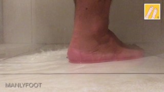 FILTHY WHITE SOCKS GOT MY FEET STINKING - WASH THEM WITH ME - MANLYFOOT - SHOWERING THESE FEET 🦶 🚿