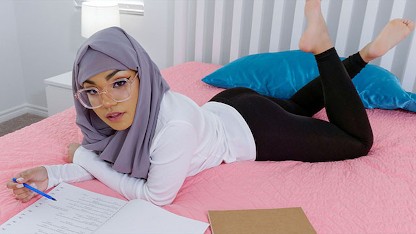 Hijab 勾引 - 戴头巾的热穆斯林青少年扭动她巨大的圆形屁股，打造幸运种马视角风格