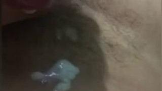 Chico se masturba en su cama 