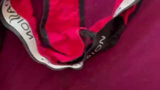 Elle aime quand je me branle dans sa culotte rouge 