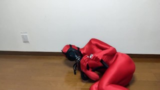 ぴっちり全身タイツにガスマスク呼吸制御