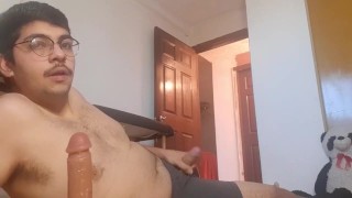 Silny lodzik daje temu facetowi realistyczne dildo