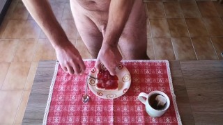 Cicci77 e Pedro preparano la colazione con pane, sperma e marmellata e un tè di pipì alla pesca!! 