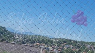 Transando na varanda em baixo do chuveiro 