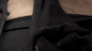 Masturbation dans le string noir