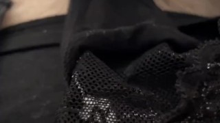 Masturbation dans le string noir