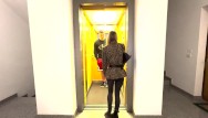 Porno attrice amatoriale incontra un fan in ascensore e lo scopa. Dialoghi in Italiano. Roleplay