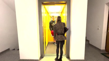 色情 attrice amatoriale incontra un fan in ascensore e lo scopa.意大利的对话。角色扮演