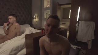 Парень контролирует ловенс у парня в жопе гуляя по отелю