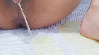 風呂場で黄色いオシッコ