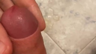 Парень решил подрочить после школы, пока дома никого нет