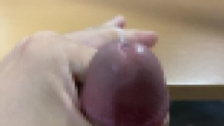 濃い精液を亀頭から放つ日本人デカチン