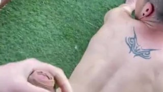 Chupando polla en el jardín 