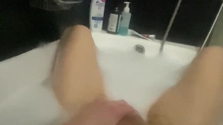 дрочу в ванной