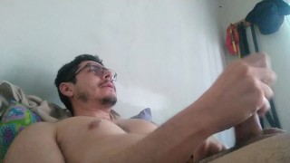 Exhibo mi vergota blanca hasta que derrama espesa leche