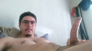 Exhibo mi vergota blanca hasta que derrama espesa leche